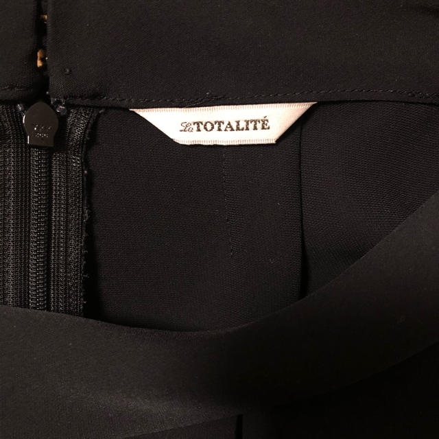 La TOTALITE(ラトータリテ)のLa TOTALITE 黒ブラウス レディースのトップス(シャツ/ブラウス(長袖/七分))の商品写真