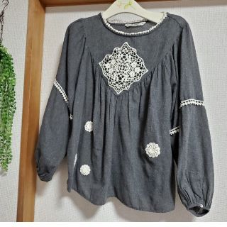 ザラ(ZARA)のZARA　Mサイズ　グレーに胸元に刺繍がかわいいトップス(カットソー(長袖/七分))