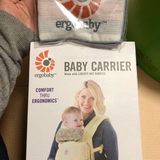 エルゴベビー(Ergobaby)のエルゴ　新品未使用　ベビーウエストベルト付き　イエロー(抱っこひも/おんぶひも)