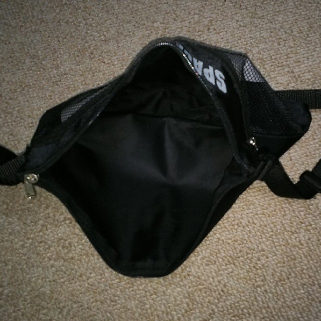 スペースインベーダー BIGロゴサコッシュ&コンパクトレザー財布 メンズのバッグ(ショルダーバッグ)の商品写真