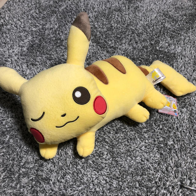 ポケモン(ポケモン)のピカチュウ ぬいぐるみ 枕 ポケモン エンタメ/ホビーのおもちゃ/ぬいぐるみ(ぬいぐるみ)の商品写真