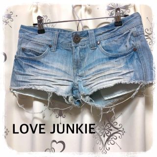 ラブジャンキー(LOVE JUNKIE)のダメージデニムショートパンツ(ショートパンツ)