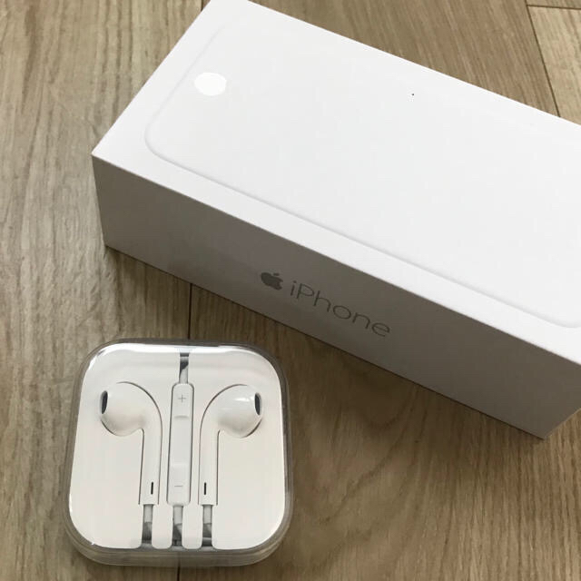 iPhone(アイフォーン)のApple iPhone 純正イヤホン スマホ/家電/カメラのオーディオ機器(ヘッドフォン/イヤフォン)の商品写真