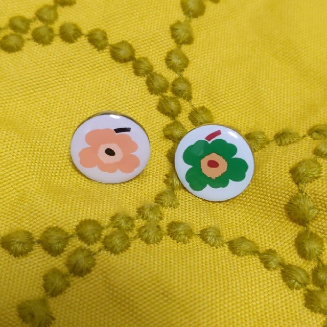 marimekko(マリメッコ)のmarimekko ピンバッジ 2個セット レディースのアクセサリー(ブローチ/コサージュ)の商品写真