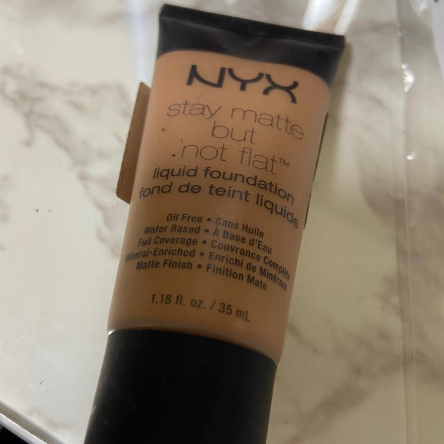 NYX(エヌワイエックス)のNYX  ステイマットノットフラットリキッドファンデーション SMF10 コスメ/美容のベースメイク/化粧品(ファンデーション)の商品写真