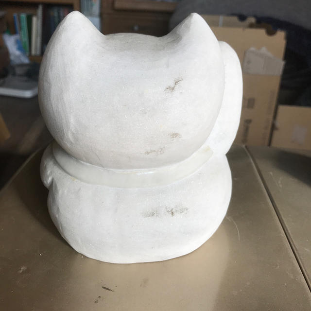 石でできた猫の置物 石材