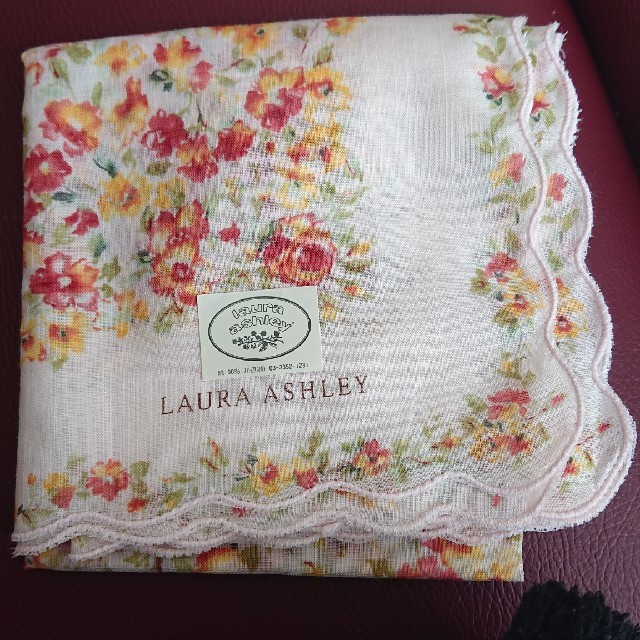 LAURA ASHLEY(ローラアシュレイ)の新品 ローラアシュレイ ハンカチ 花柄 難あり？ レディースのファッション小物(ハンカチ)の商品写真