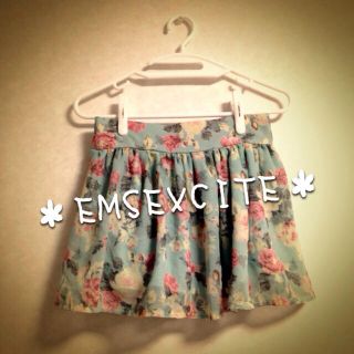 エムズエキサイト(EMSEXCITE)の値下げ！EMSEXCITE＊花柄スカート(ひざ丈スカート)