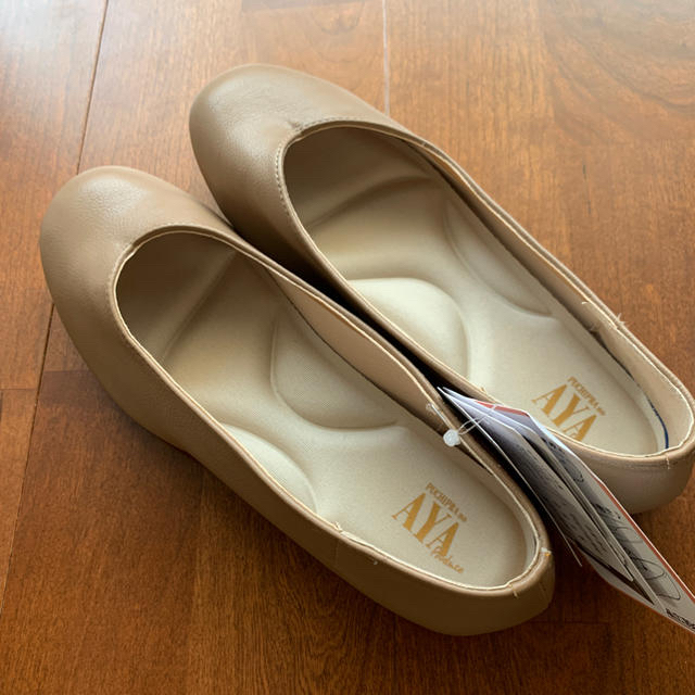 しまむら(シマムラ)のプチプラのあやさんプロデュース　Vカット フラットパンプス ベージュ　M レディースの靴/シューズ(ハイヒール/パンプス)の商品写真