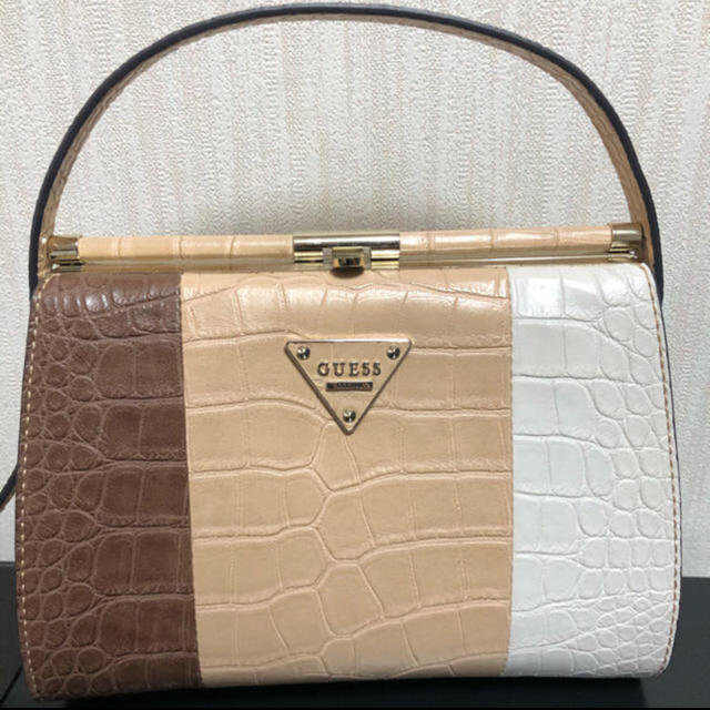 GUESS(ゲス)のGUESS クロコ柄バック レディースのバッグ(ハンドバッグ)の商品写真