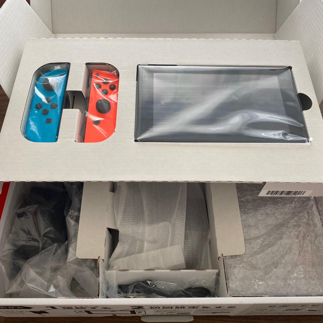 Nintendo Switch(ニンテンドースイッチ)の任天堂スイッチ本体　新型　新品未使用品 エンタメ/ホビーのゲームソフト/ゲーム機本体(家庭用ゲーム機本体)の商品写真