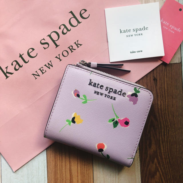 kate spade new york - 【新品】kate spadeケイトスペード二つ折り 花柄♪の通販 by しっぽ｜ケイトスペード