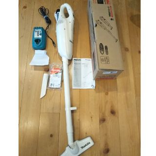 マキタ(Makita)のマキタ　makita　充電式コードレス掃除機、CL102DW(掃除機)