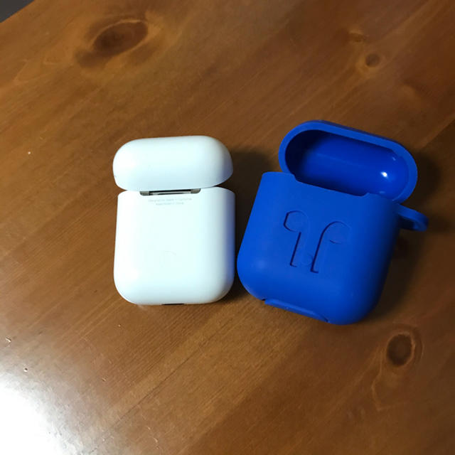 Apple(アップル)のAir Pods 充電ケース　シリコンカバー付き スマホ/家電/カメラのオーディオ機器(ヘッドフォン/イヤフォン)の商品写真