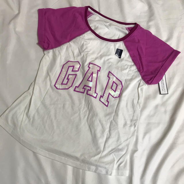 GAP(ギャップ)の新品　GAP スパンコールロゴ　Tシャツ　★最終値下げ！ キッズ/ベビー/マタニティのキッズ服女の子用(90cm~)(Tシャツ/カットソー)の商品写真