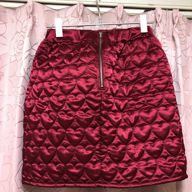 wc(ダブルシー)のダブルシー WC サテン ハート キルティング スカート レディースのスカート(ミニスカート)の商品写真