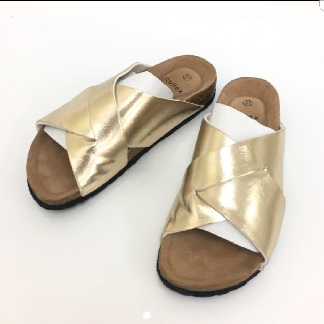 ABAHOUSE(アバハウス)のCOLLEX　ゴールド　クロスサンダル レディースの靴/シューズ(サンダル)の商品写真
