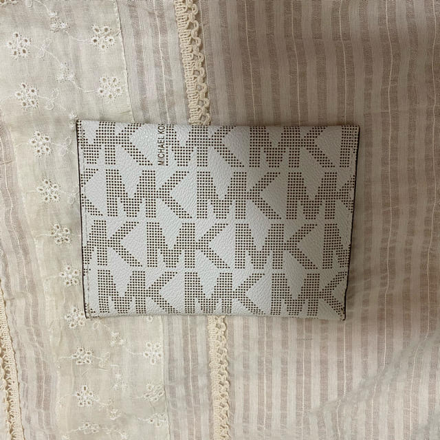 Michael Kors(マイケルコース)の【未使用品】マイケルコース　パスポートケース　付録 レディースのファッション小物(パスケース/IDカードホルダー)の商品写真