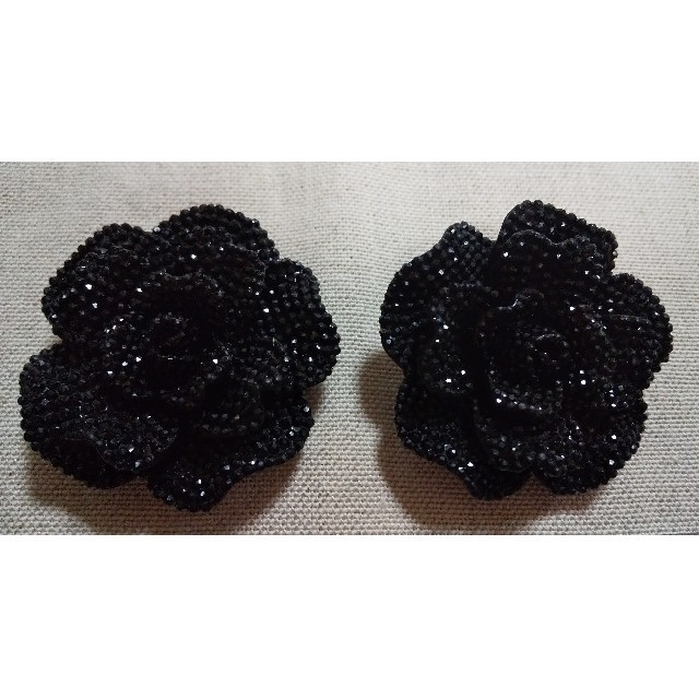 新品 黒ラインストーン調 プラスチック 花飾りボタン 約4cm 2個 新品 黒ラインストーン調 プラスチック 花飾りボタン 約4cm 2個