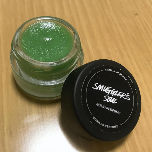 LUSH(ラッシュ)のラッシュ　ソリッドパフューム　スマグラーズソウル コスメ/美容の香水(ユニセックス)の商品写真