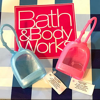 バスアンドボディーワークス(Bath & Body Works)のハンド除菌ジェル用　ホルダー　ブルー&ピンクの2点セット(日用品/生活雑貨)