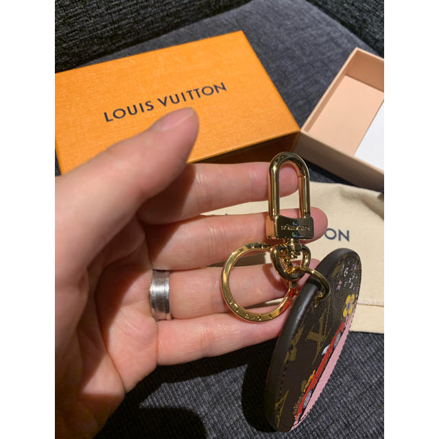 LOUIS VUITTON(ルイヴィトン)のLOUIS VITTON★ポルト クレ・イリュストレ ヴィヴィエンヌ レディースのファッション小物(キーホルダー)の商品写真