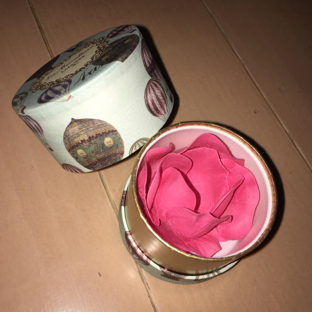 Les Merveilleuses LADUREE(レメルヴェイユーズラデュレ)のLaduree 花びら チーク コスメ/美容のベースメイク/化粧品(チーク)の商品写真