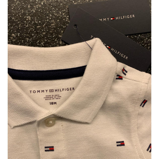 TOMMY HILFIGER(トミーヒルフィガー)の【新品】トミーヒルフィガー　ポロシャツ　ロゴ　トミー　白 キッズ/ベビー/マタニティのベビー服(~85cm)(シャツ/カットソー)の商品写真