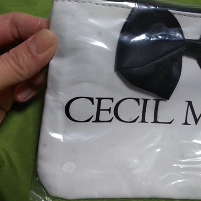 CECIL McBEE(セシルマクビー)のセシルマクビーミニポーチ　ホワイト レディースのファッション小物(ポーチ)の商品写真