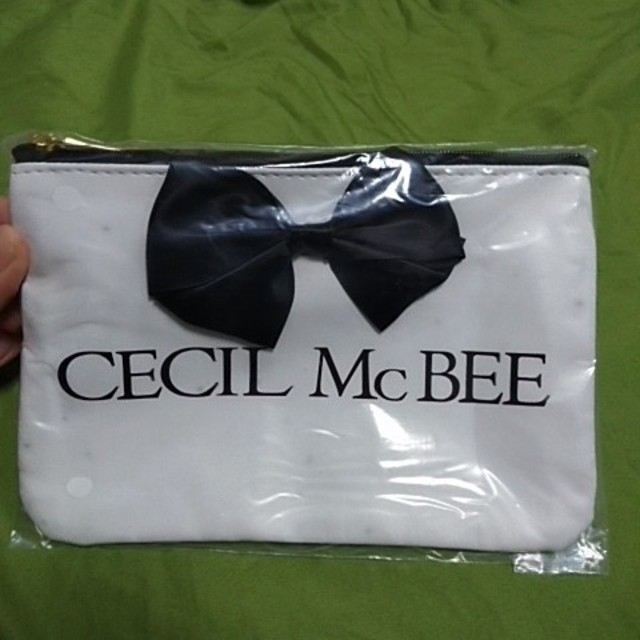 CECIL McBEE(セシルマクビー)のセシルマクビーミニポーチ　ホワイト レディースのファッション小物(ポーチ)の商品写真