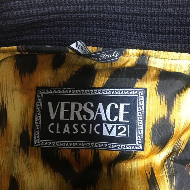 VERSACE(ヴェルサーチ)のVERSACE CLASSIC V2 中綿　ジャケット　ネイビー メンズのジャケット/アウター(ブルゾン)の商品写真