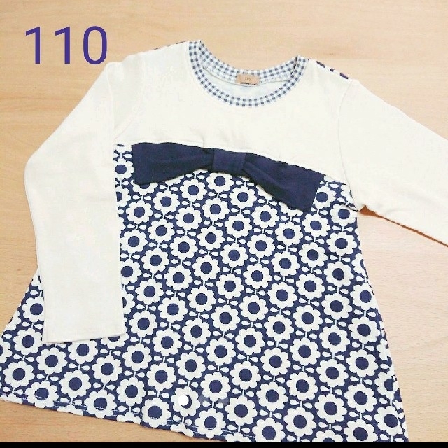 長袖Tシャツ リボン☆110サイズ 紺色 キッズ/ベビー/マタニティのキッズ服女の子用(90cm~)(Tシャツ/カットソー)の商品写真