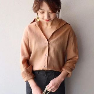 スピックアンドスパンノーブル(Spick and Span Noble)のNOBLEノーブル♡80リネンシャツ キャメル 36(シャツ/ブラウス(長袖/七分))