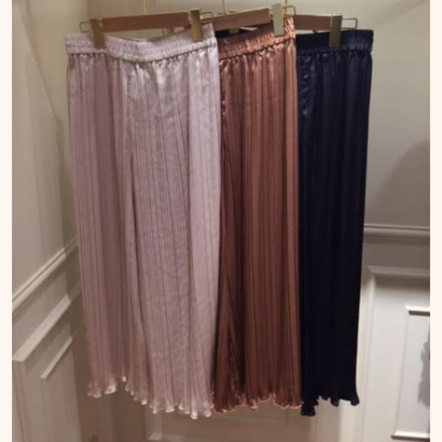 COCO DEAL(ココディール)のスカート見え　サテン生地の　パンツ　ピンク　ココディール  cocodeal  レディースのパンツ(カジュアルパンツ)の商品写真