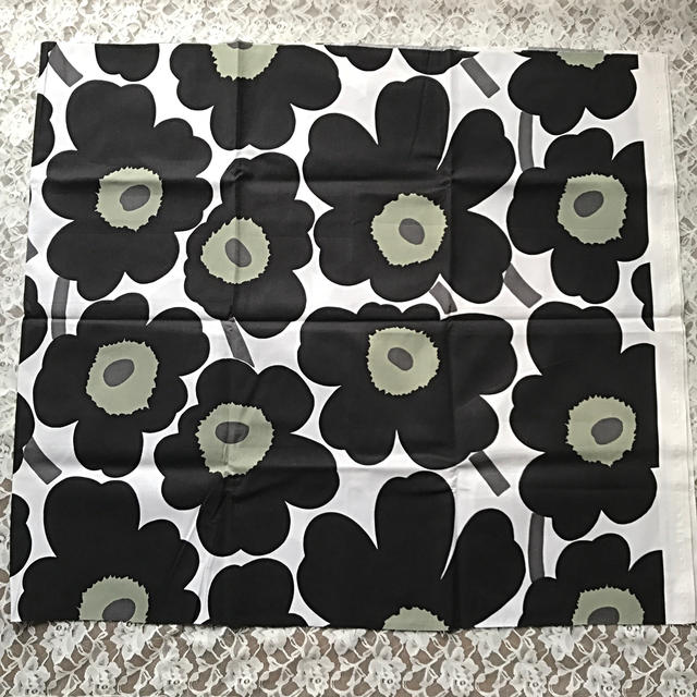 marimekko(マリメッコ)の【新品】マリメッコ　ピエニ　ウニッコ　ブラック　63×69 ハンドメイドの素材/材料(生地/糸)の商品写真