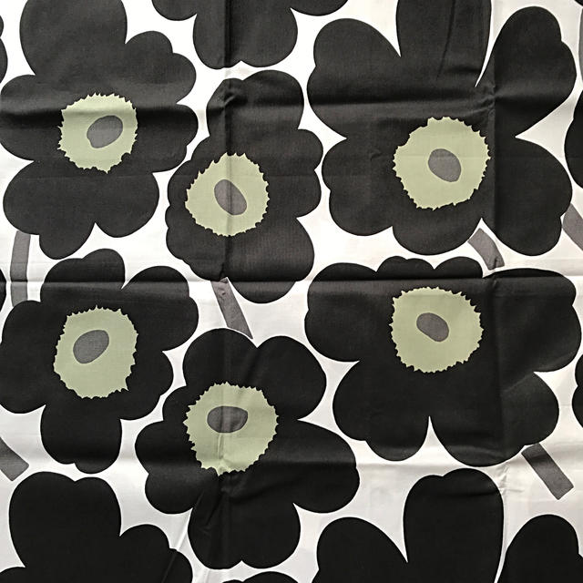 marimekko(マリメッコ)の【新品】マリメッコ　ピエニ　ウニッコ　ブラック　63×69 ハンドメイドの素材/材料(生地/糸)の商品写真