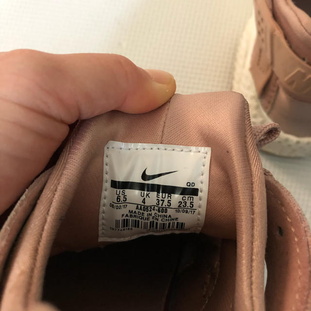 NIKE(ナイキ)のNIKE ハラチ 23.5 ピンク ナイキ レディースの靴/シューズ(スニーカー)の商品写真