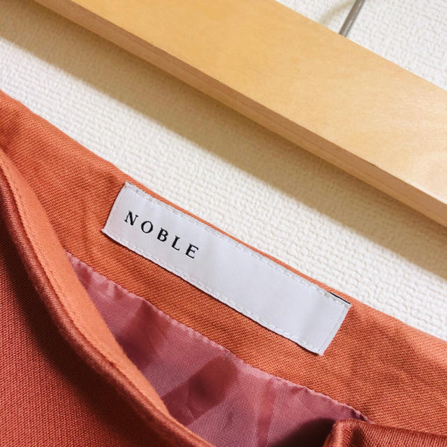 Noble(ノーブル)の☆ Noble ボタントラペーズスカート レディースのスカート(ひざ丈スカート)の商品写真