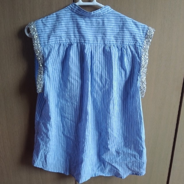ブルー　ストラップ柄　袖無しシャツ　ビーズ レディースのトップス(シャツ/ブラウス(半袖/袖なし))の商品写真