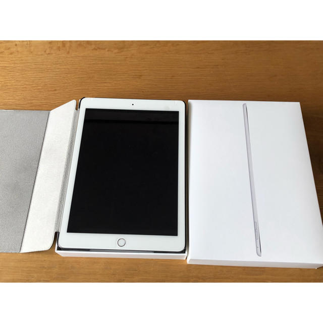 Apple(アップル)のiPad Air 2 Wi-Fiモデル 16GB シルバー ① スマホ/家電/カメラのPC/タブレット(タブレット)の商品写真