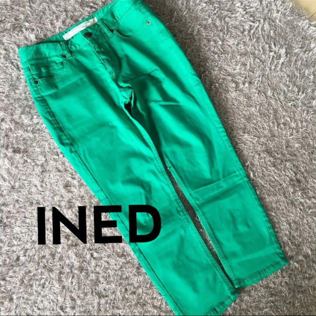 INED(イネド)のイネド　グリーンパンツ レディースのパンツ(クロップドパンツ)の商品写真