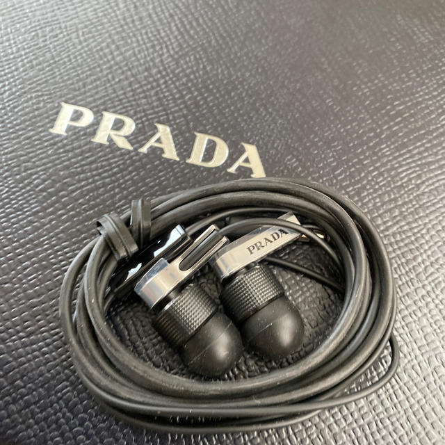 PRADA(プラダ)のPRADA イヤフォン　新品 スマホ/家電/カメラのオーディオ機器(ヘッドフォン/イヤフォン)の商品写真