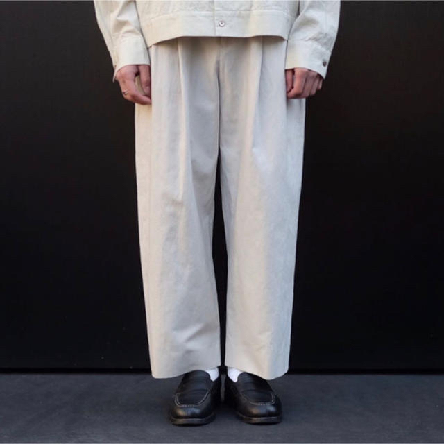 COMOLI(コモリ)のURU COTTON LINEN 2 TUCK PANTS  メンズのパンツ(スラックス)の商品写真