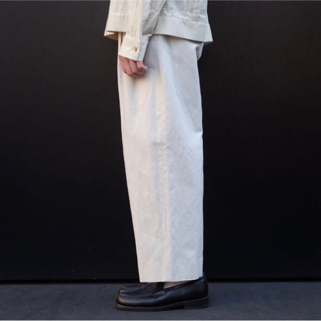 COMOLI(コモリ)のURU COTTON LINEN 2 TUCK PANTS  メンズのパンツ(スラックス)の商品写真