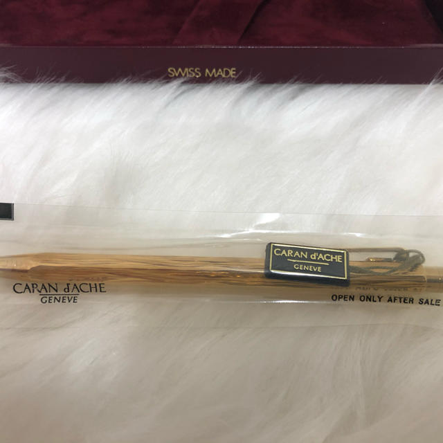 CARAN d'ACHE(カランダッシュ)の♪カランダッシュ　ボールペン　未使用品　ゴールド♪ インテリア/住まい/日用品の文房具(ペン/マーカー)の商品写真