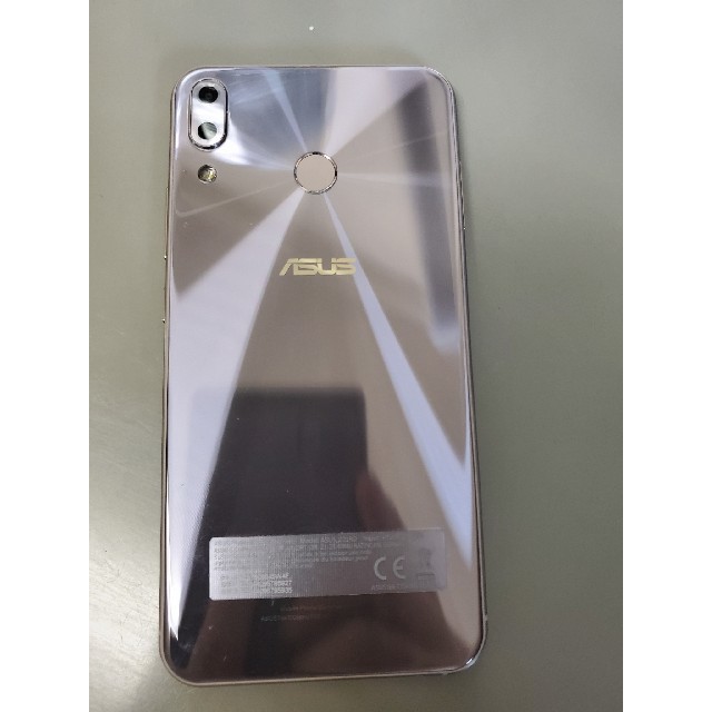 ASUS(エイスース)のZenfone 5z シルバー スマホ/家電/カメラのスマートフォン/携帯電話(スマートフォン本体)の商品写真