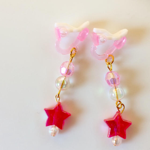 子供用♡濃いピンクのスターがかわいい♡クリップ式イヤリング キッズ/ベビー/マタニティのこども用ファッション小物(その他)の商品写真