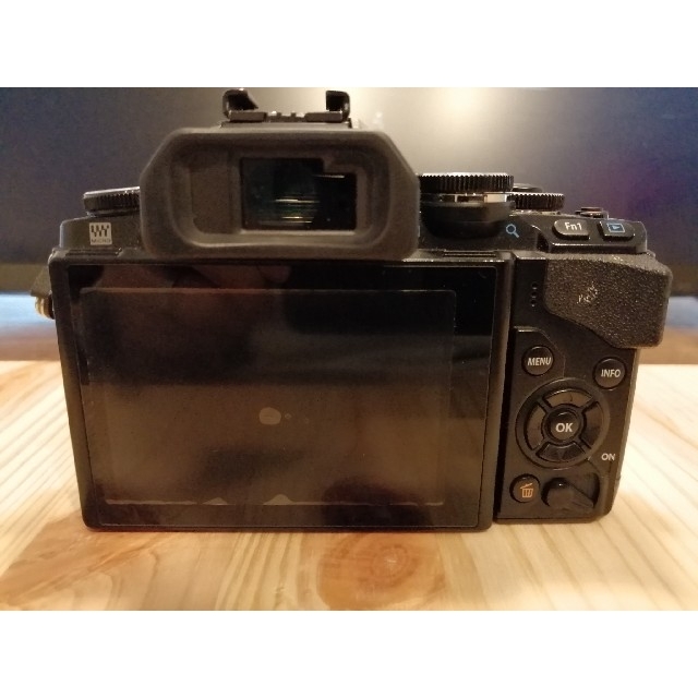 OLYMPUS(オリンパス)のOlympus OM-D E-M10＋Lumix 20mm f1.7＋おまけ スマホ/家電/カメラのカメラ(ミラーレス一眼)の商品写真