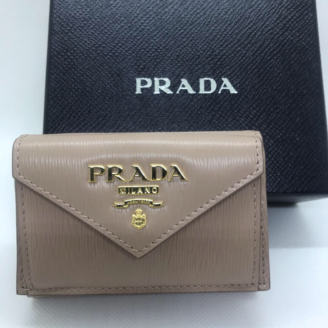 新品未使用《PRADA》コンパクト‼︎大人可愛いピンクベージュ　3つ折り財布