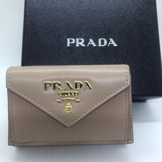 プラダ(PRADA)の新品未使用《PRADA》コンパクト‼︎大人可愛いピンクベージュ　3つ折り財布(財布)